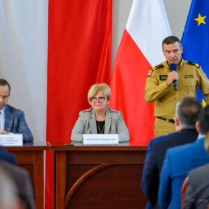 Zdjęcie przedstawia uczestników uroczystości podpisania umów w urzędzie wojewódzkim
