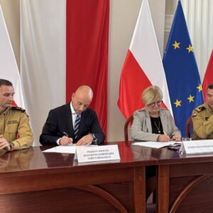 Zdjęcie przedstawia uczestników uroczystości podpisania umów w urzędzie wojewódzkim