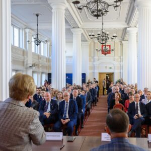 Zdjęcie przedstawia uczestników uroczystości podpisania umów w urzędzie wojewódzkim