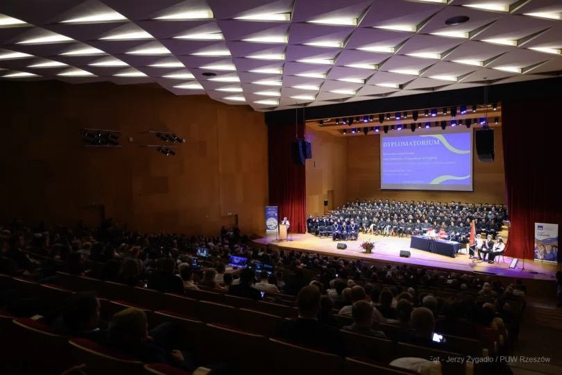 Zdjęcie przedstawia uczestników uroczystego dyplomatorium kierunku lekarskiego