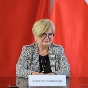 Zdjęcie przedstawia uczestników uroczystości podpisania umów w urzędzie wojewódzkim