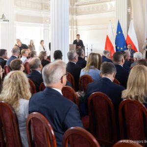 Zdjęcie przedstawia uczestników uroczystości podpisania umów w urzędzie wojewódzkim