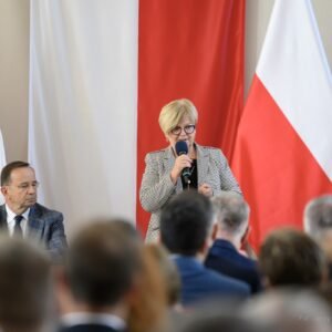 Zdjęcie przedstawia uczestników uroczystości podpisania umów w urzędzie wojewódzkim