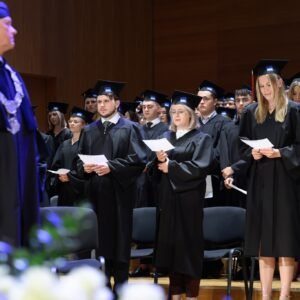 Zdjęcie przedstawia uczestników uroczystego dyplomatorium kierunku lekarskiego