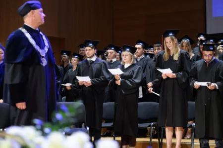 Zdjęcie przedstawia uczestników uroczystego dyplomatorium kierunku lekarskiego