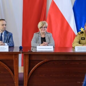 Zdjęcie przedstawia uczestników uroczystości podpisania umów w urzędzie wojewódzkim