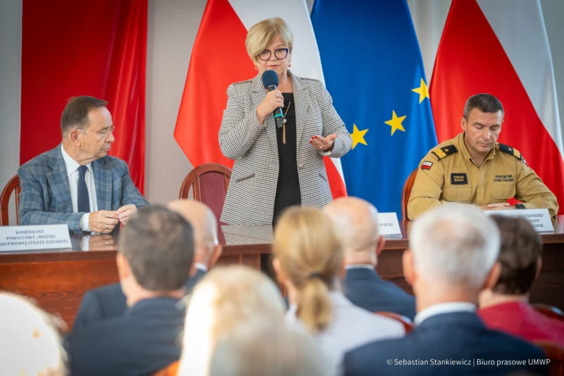 Zdjęcie przedstawia uczestników uroczystości podpisania umów w urzędzie wojewódzkim