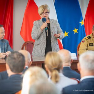 Zdjęcie przedstawia uczestników uroczystości podpisania umów w urzędzie wojewódzkim