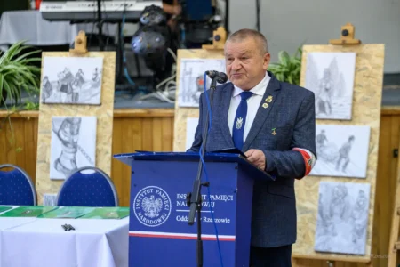 Zdjęcie przedstawia uczestników obchodów Światowego Dnia Sybiraka