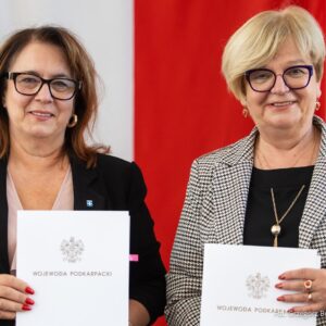 Zdjęcie przedstawia uczestników uroczystości podpisania umów w urzędzie wojewódzkim