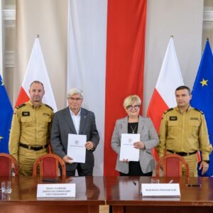 Zdjęcie przedstawia uczestników uroczystości podpisania umów w urzędzie wojewódzkim