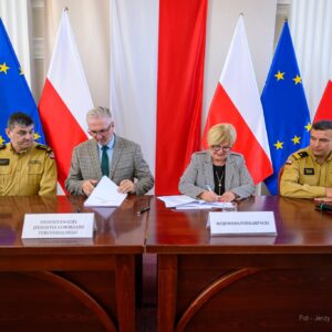 Zdjęcie przedstawia uczestników uroczystości podpisania umów w urzędzie wojewódzkim