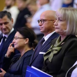 Zdjęcie przedstawia uczestników uroczystego dyplomatorium kierunku lekarskiego