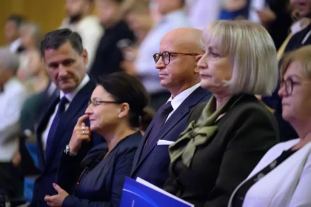 Zdjęcie przedstawia uczestników uroczystego dyplomatorium kierunku lekarskiego