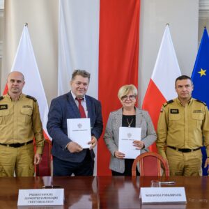 Zdjęcie przedstawia uczestników uroczystości podpisania umów w urzędzie wojewódzkim