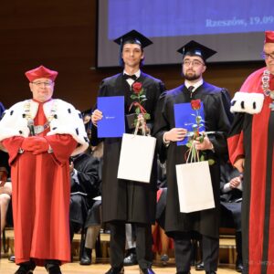 Zdjęcie przedstawia uczestników uroczystego dyplomatorium kierunku lekarskiego