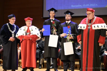 Zdjęcie przedstawia uczestników uroczystego dyplomatorium kierunku lekarskiego