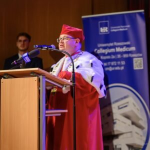 Zdjęcie przedstawia uczestników uroczystego dyplomatorium kierunku lekarskiego