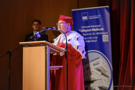 Zdjęcie przedstawia uczestników uroczystego dyplomatorium kierunku lekarskiego