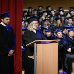 Zdjęcie przedstawia uczestników uroczystego dyplomatorium kierunku lekarskiego