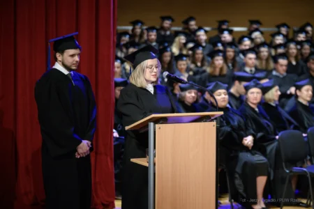 Zdjęcie przedstawia uczestników uroczystego dyplomatorium kierunku lekarskiego