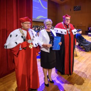 Zdjęcie przedstawia uczestników uroczystego dyplomatorium kierunku lekarskiego