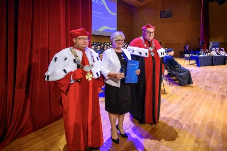 Zdjęcie przedstawia uczestników uroczystego dyplomatorium kierunku lekarskiego