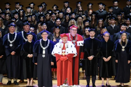 Zdjęcie przedstawia uczestników uroczystego dyplomatorium kierunku lekarskiego