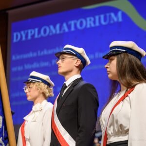 Zdjęcie przedstawia uczestników uroczystego dyplomatorium kierunku lekarskiego