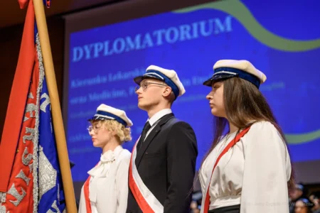 Zdjęcie przedstawia uczestników uroczystego dyplomatorium kierunku lekarskiego