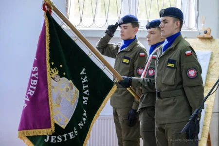 Zdjęcie przedstawia uczestników obchodów Światowego Dnia Sybiraka