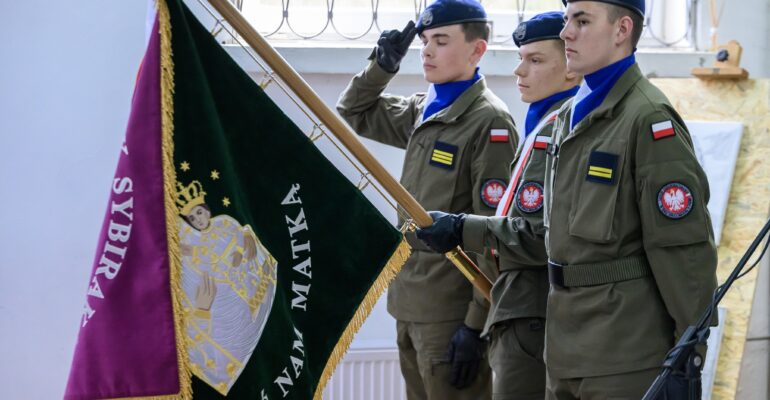 Zdjęcie przedstawia uczestników obchodów Światowego Dnia Sybiraka