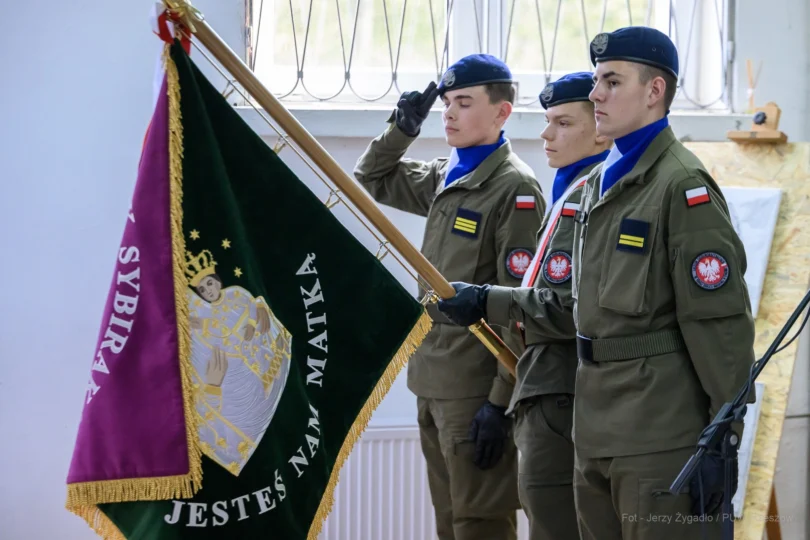 Zdjęcie przedstawia uczestników obchodów Światowego Dnia Sybiraka