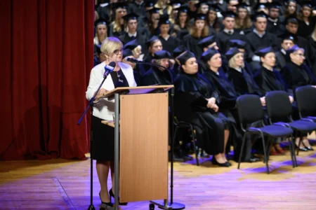 Zdjęcie przedstawia uczestników uroczystego dyplomatorium kierunku lekarskiego