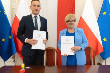 Zdjęcie przedstawia uczestników podpisania umów w sali kolumnowej urzędu wojewódzkiego