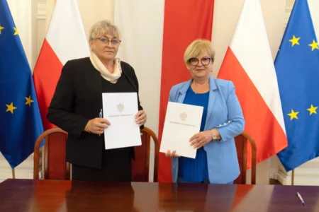 Zdjęcie przedstawia uczestników podpisania umów w sali kolumnowej urzędu wojewódzkiego