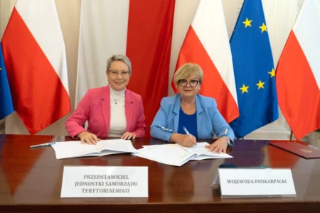 Zdjęcie przedstawia uczestników podpisania umów w sali kolumnowej urzędu wojewódzkiego