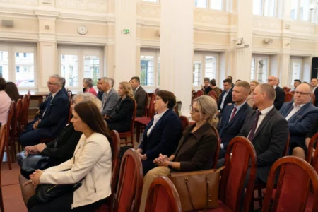 Zdjęcie przedstawia uczestników podpisania umów w sali kolumnowej urzędu wojewódzkiego