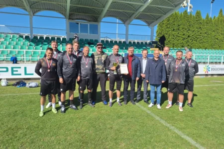 Zdjęcie przedstawia uczestników mistrzostw urzędów wojewódzkich w piłce nożnej