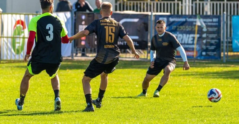 Zdjęcie przedstawia piłkarzy