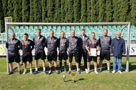 Zdjęcie przedstawia uczestników mistrzostw urzędów wojewódzkich w piłce nożnej