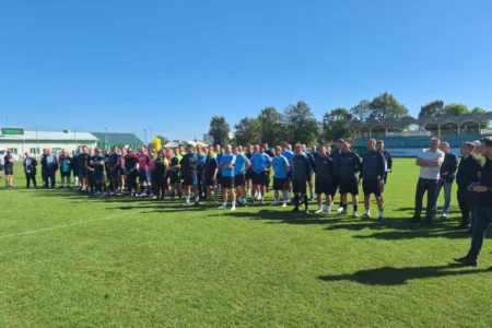 Zdjęcie przedstawia uczestników mistrzostw urzędów wojewódzkich w piłce nożnej