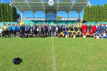 Zdjęcie przedstawia uczestników mistrzostw urzędów wojewódzkich w piłce nożnej