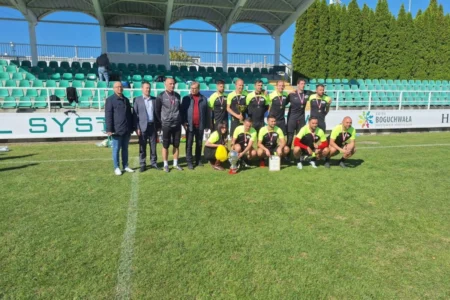 Zdjęcie przedstawia uczestników mistrzostw urzędów wojewódzkich w piłce nożnej