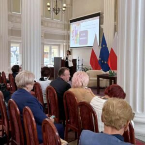 Zdjęcie przedstawia uczestników forum seniorów