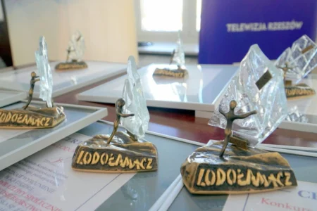 Zdjęcie przedstawia statuetki Lodołamaczy