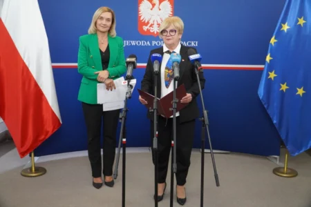 Zdjęcie przedstawia uczestników konferencji prasowej