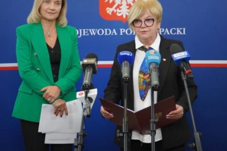 Zdjęcie przedstawia wojewodę podkarpackiego Teresę Kubas-Hul i innych uczestników konferencji prasowej