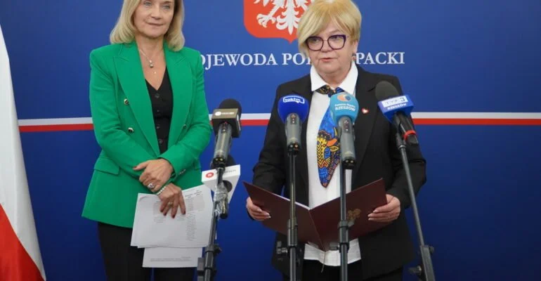 Zdjęcie przedstawia wojewodę podkarpackiego Teresę Kubas-Hul i innych uczestników konferencji prasowej