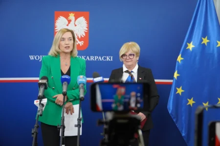 Zdjęcie przedstawia uczestników konferencji prasowej